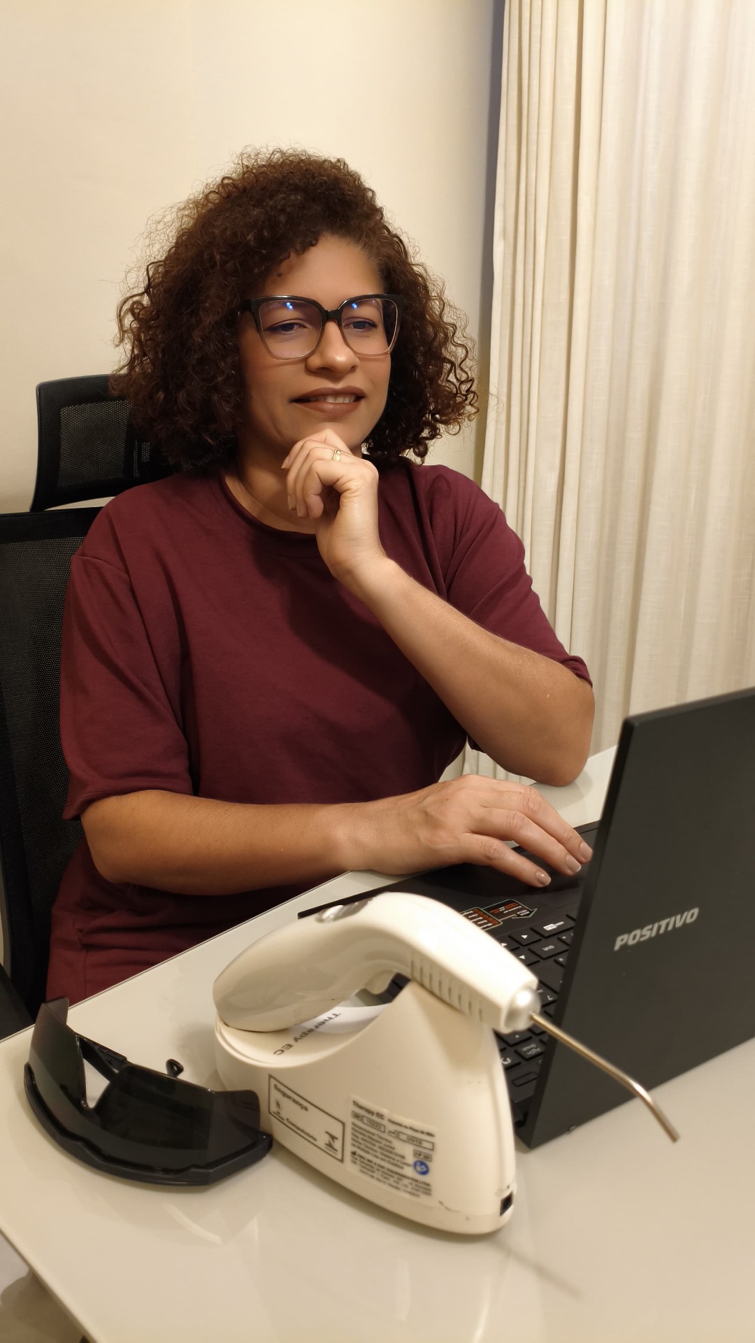 Marluce sorrindo no consultório